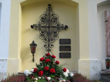Geschmücktes Grab von Wolfgang Sawallisch auf dem Grassauer Friedhof., © Tourist-Information Grassau