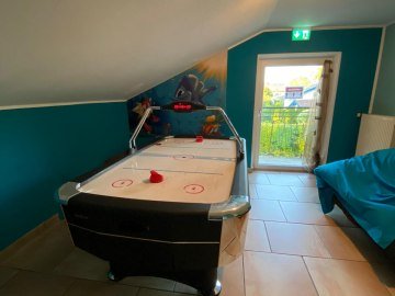 Airhockey-Tisch, Zimmer mit Dachschräge, Balkontüre ostseitig im 1. Stock, © Illenseer Daniel