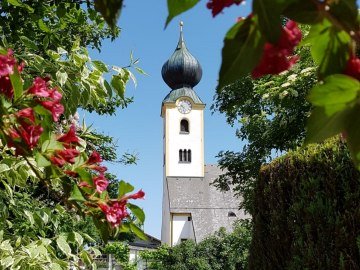 Kirche in Grassau vom Kurpark aus.