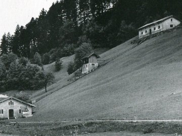 Blick von Rottau nach Grassau auf das Gebäudeensemble der ehemaligen Solepumpstation Klaushäusl., © Museum Salz und Moor