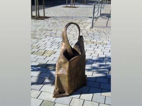 Einkaufstasche aus Bronze, © Kamm Erich