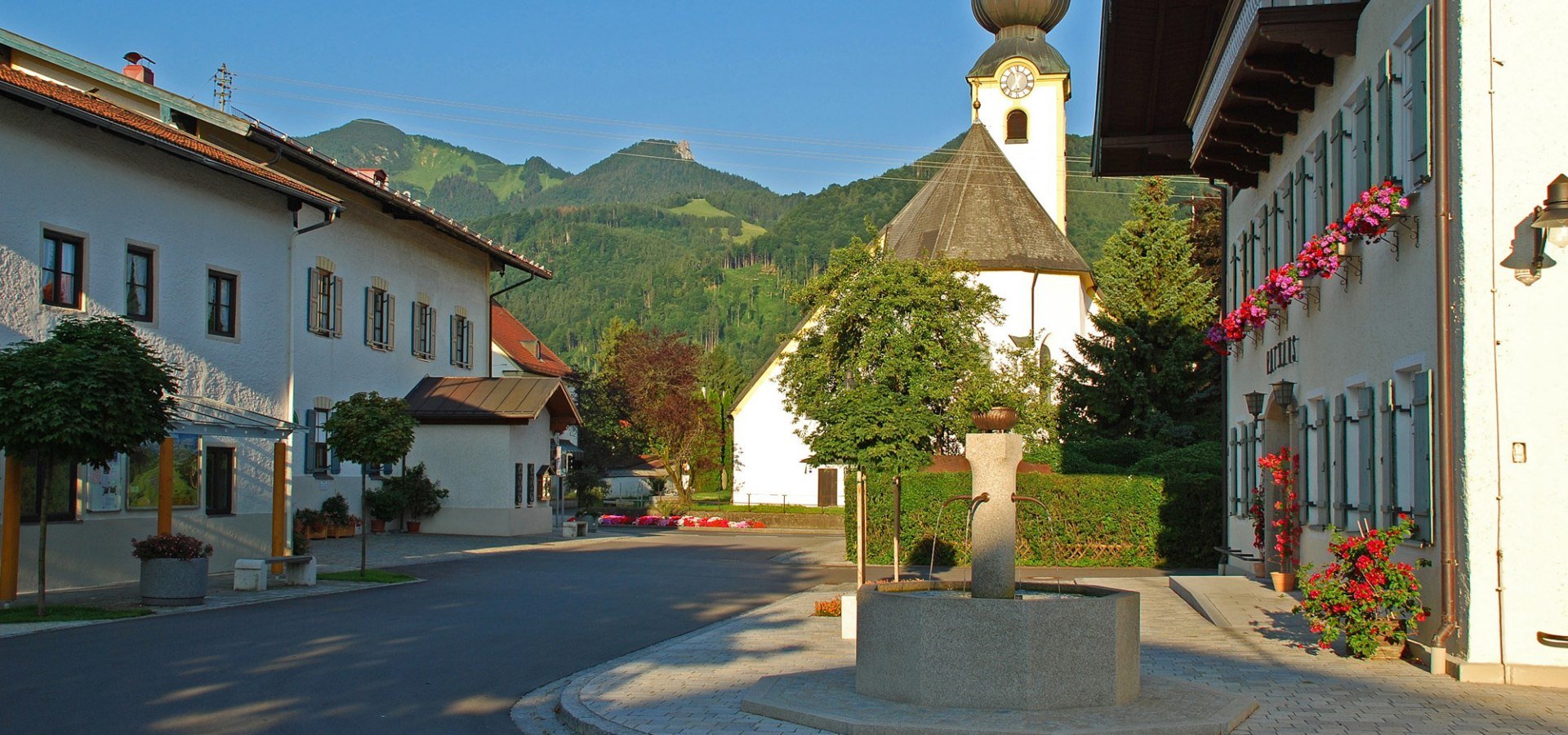 Rathaus mit Kirche, © Markt Grassau