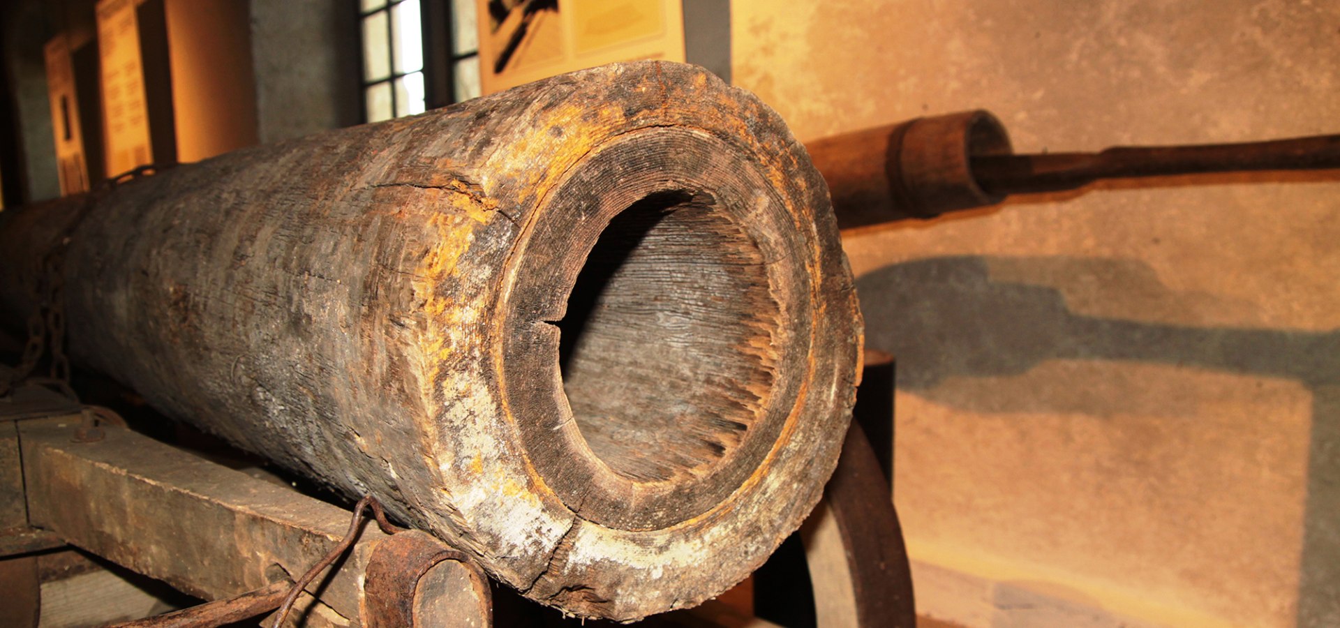 Deicheln sind Holzrohre, für deren Herstellung ganze Stämme durchbohrt wurden. Mit Metallmuffen wurden sie miteinander verbunden., © Museum Salz und Moor / Stefan Kattari
