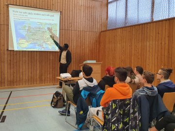 Christian Ndala, missio Referent bereitet die Schüler*innen auf den misso Truck vor., © Schule Grassau