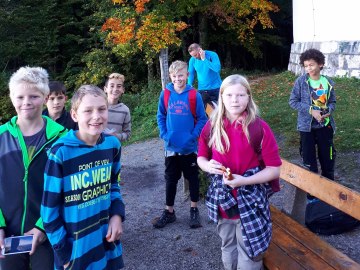 glückliche Schüler am Schnappenkircherl, © GM Grassau / C. Poebing-Wallentin