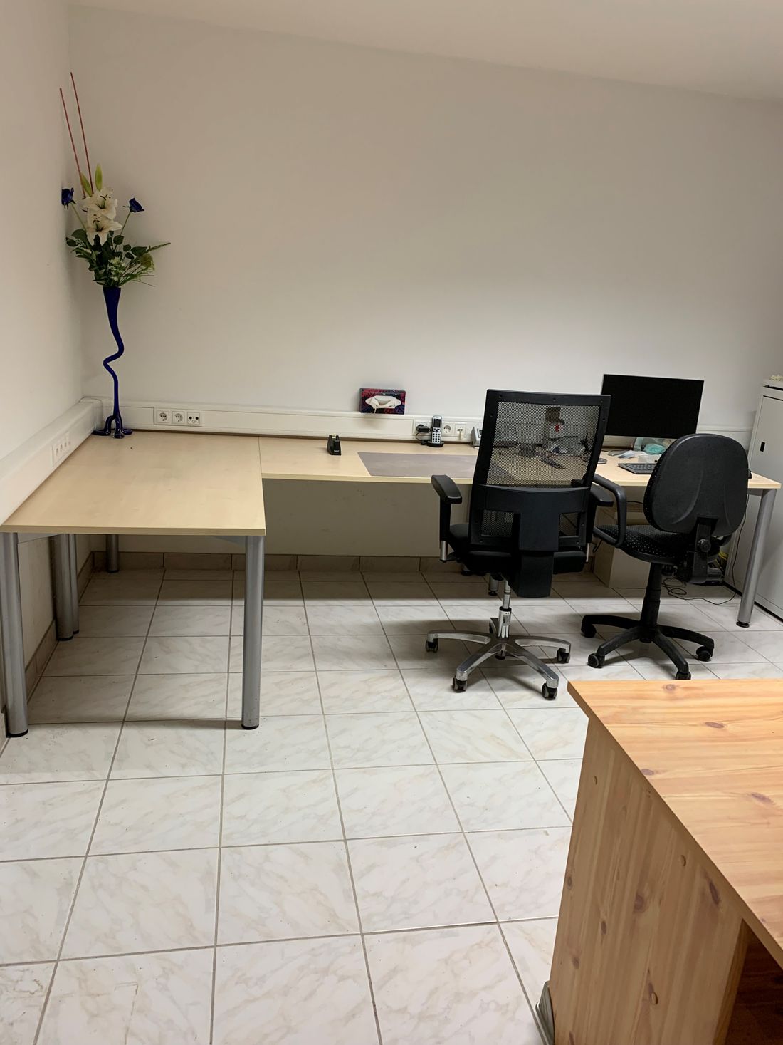 Büro im Keller. Blickrichtung in den Raum.