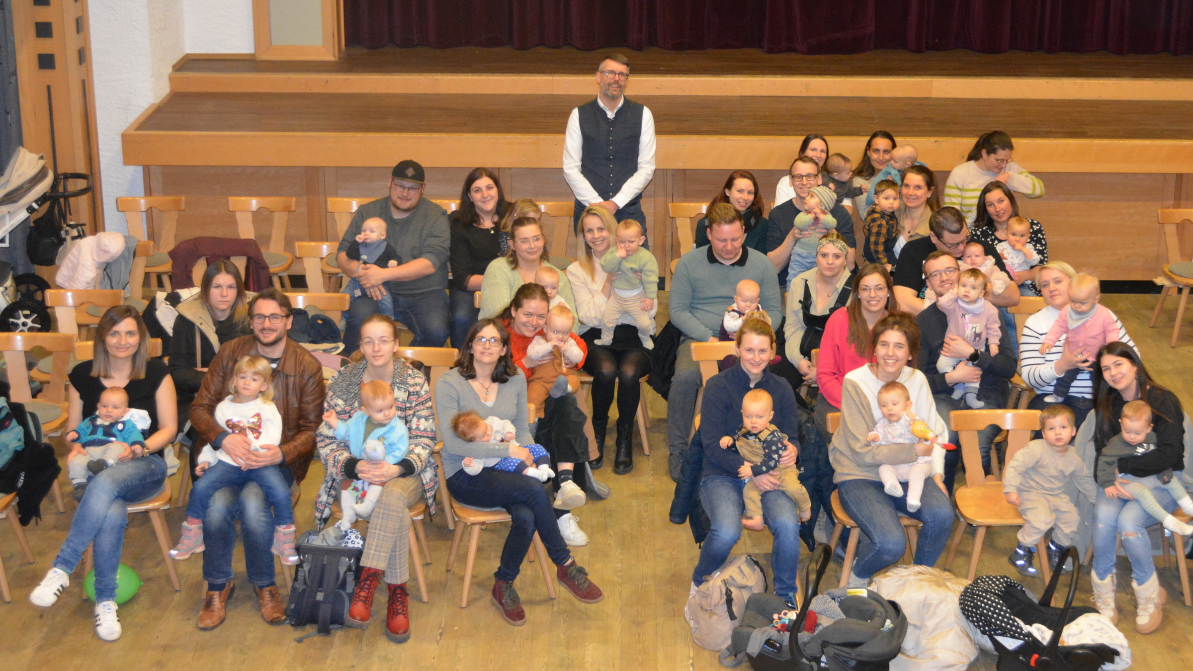 14. Neugeborenentreffen Gruppenbild 2024. Mütter, Väter Babies und im Hintergrund Stefan Kattari (1. Bürgermeister)