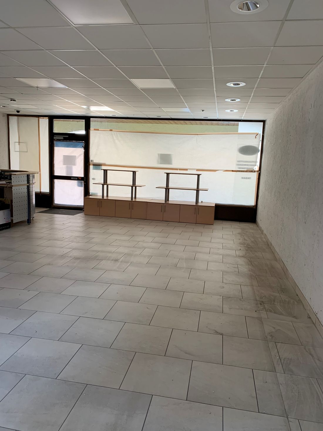 Ladenfläche im Erdgeschoss. Richtung Schaufenster und Haupteingang. Blickrichtung in den Raum.