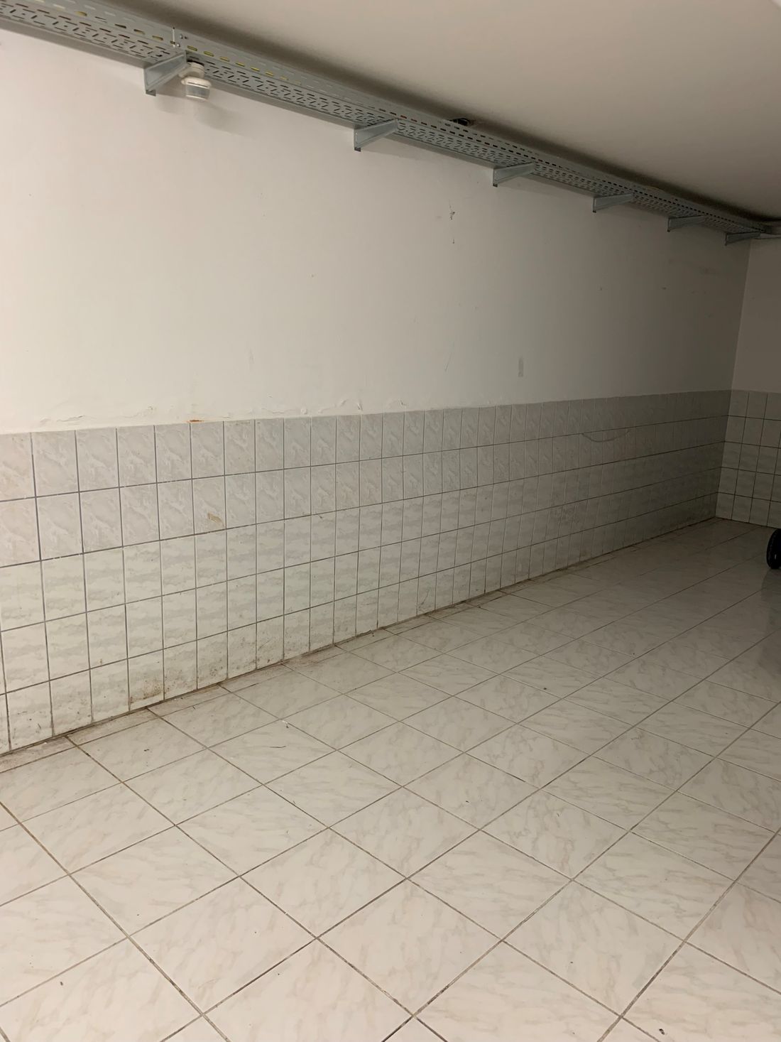 Lagerflächen im Keller. Blickrichtung in den Raum.