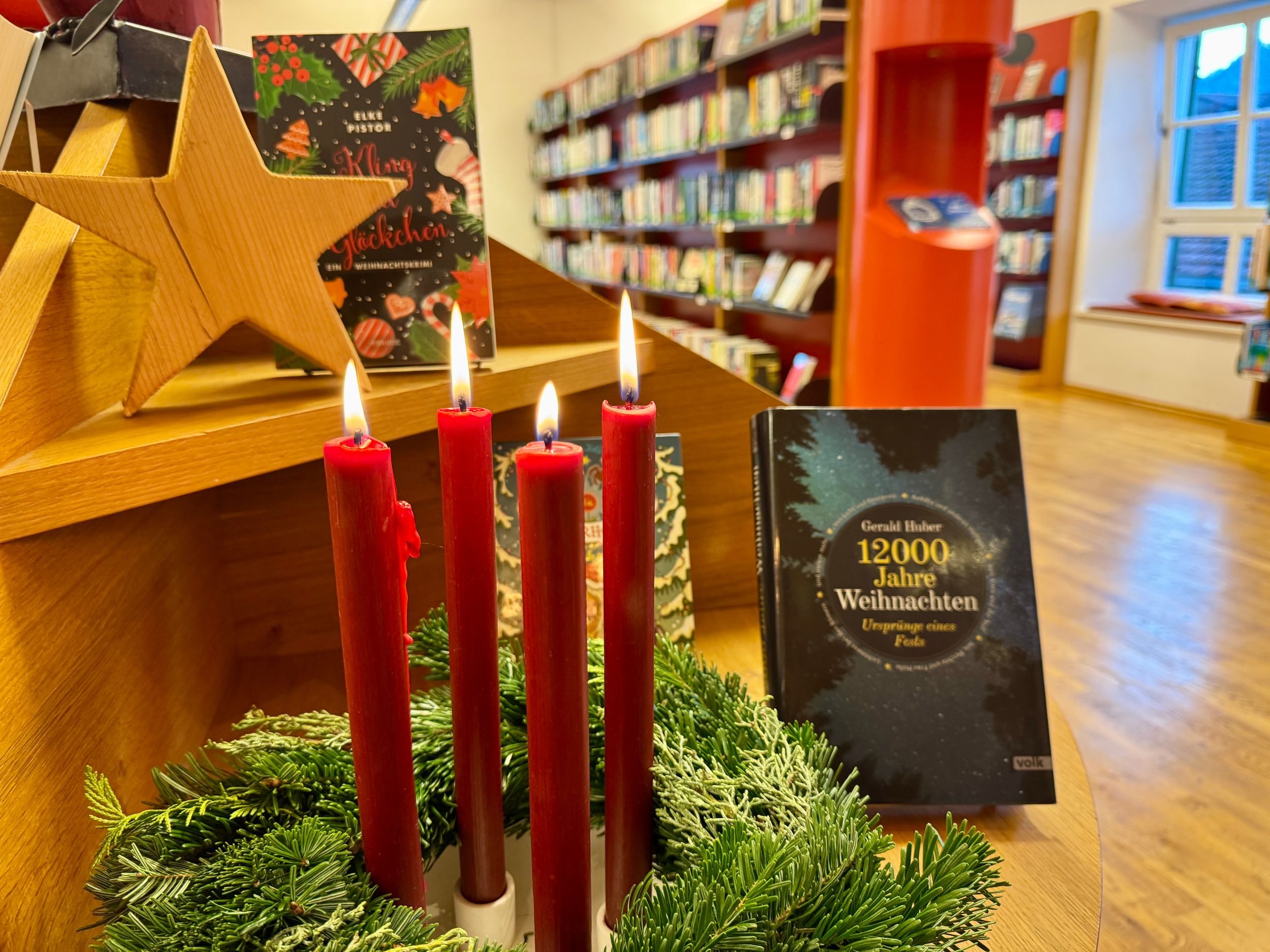 Adventskranz mit vier Kerzen in der Bücherei Grassau