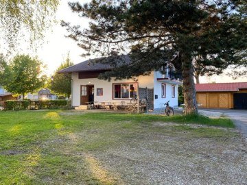 Gartenbereich – Süden mit fester Tischtennisplatte im Osten, © Illenseer Daniel