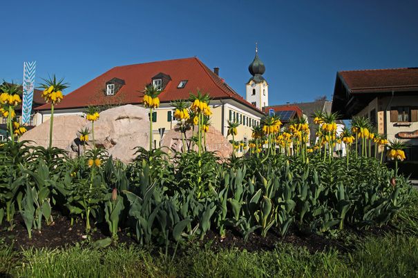 Kreisverkehr mit Blick auf die Kirche