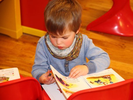 Kleinkind in der Bücherei Grassau