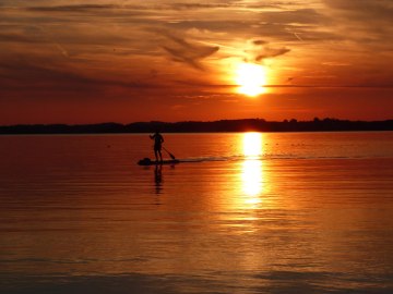Standup Paddeling Chiemsee im Sonnenuntergang, © Janine Kather