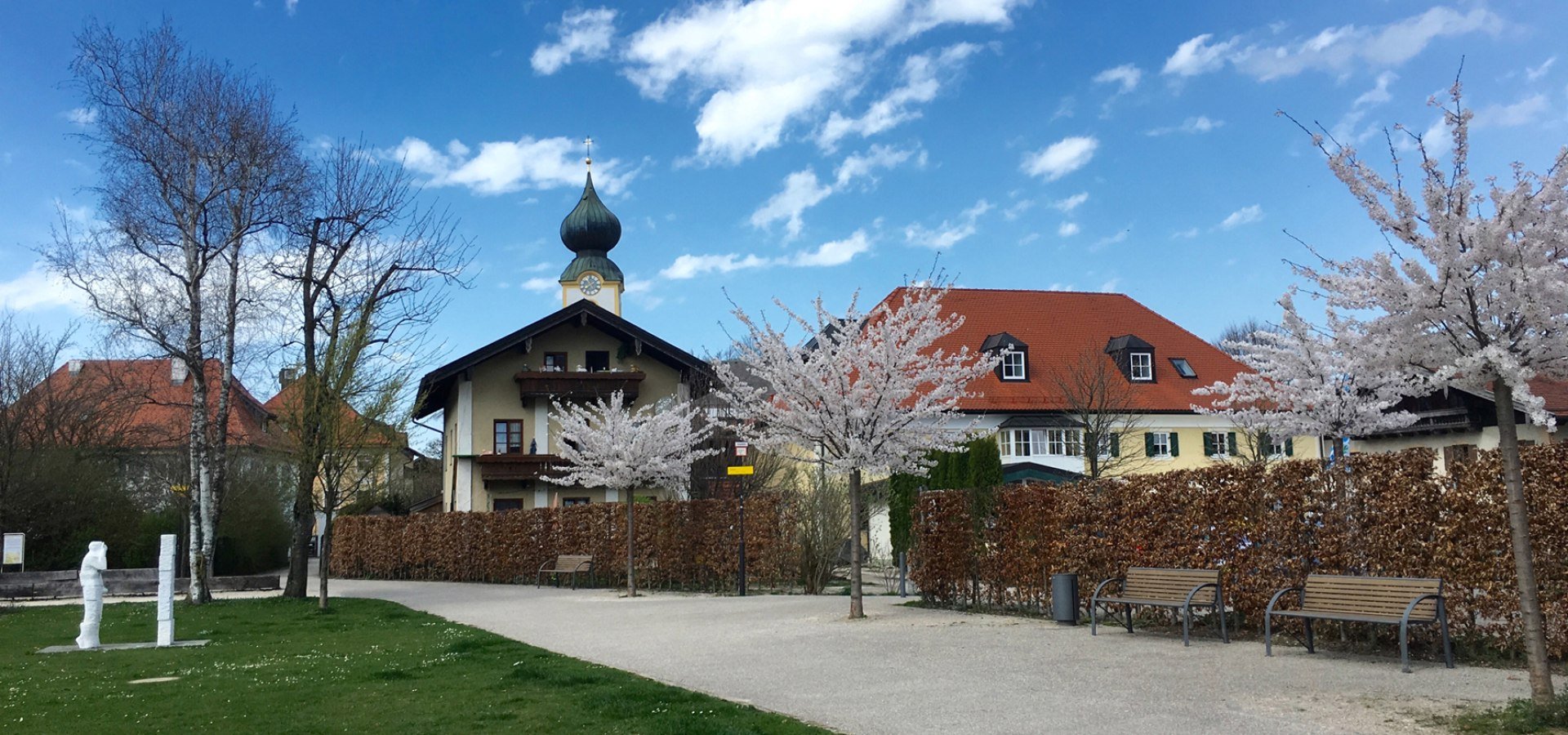 Kurpark mit Blick auf Kirchturm, © Markt Grassau