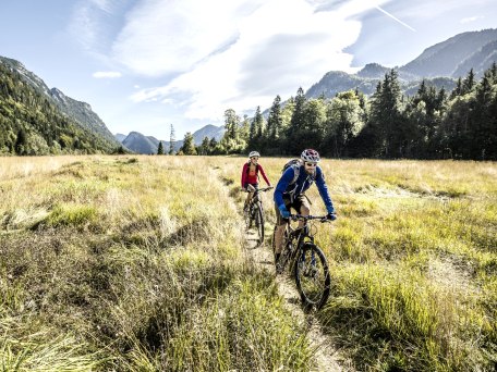 Durch die Grassauer Berge gehts mit dem Mountainbike., © Chiemgau Tourismus