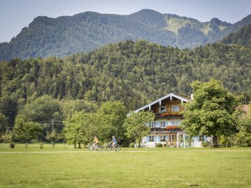 Bauernhof in Grassau mit Blick auf die Berge im Chiemgau, © Chiemgau Tourismus
