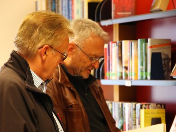 Zwei Leser in der Bücherei Grassau