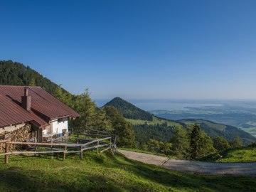 Auf der Hochplatte, dem Grassauer Hausberg, liegt die Plattenalm mit herrlicher Aussicht., © Chiemgau Tourismus