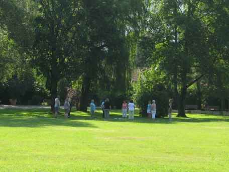 Qigonggruppe entspannt im Grassauer Kurpark.