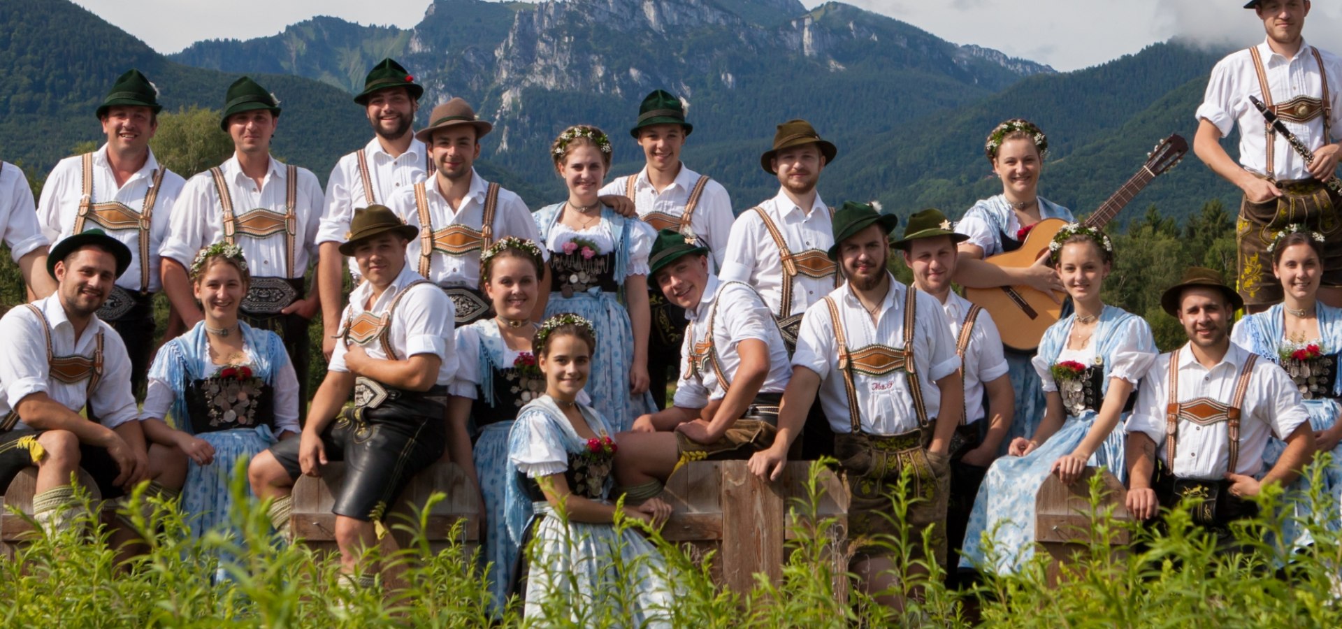 Mitglieder des Rottauer Trachtenvereins vor der Gedererwand, © Rummelsberger