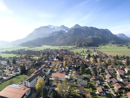 Luftbild von Grassau mit der Hochplatte im Hintergrund, © Vodermeier