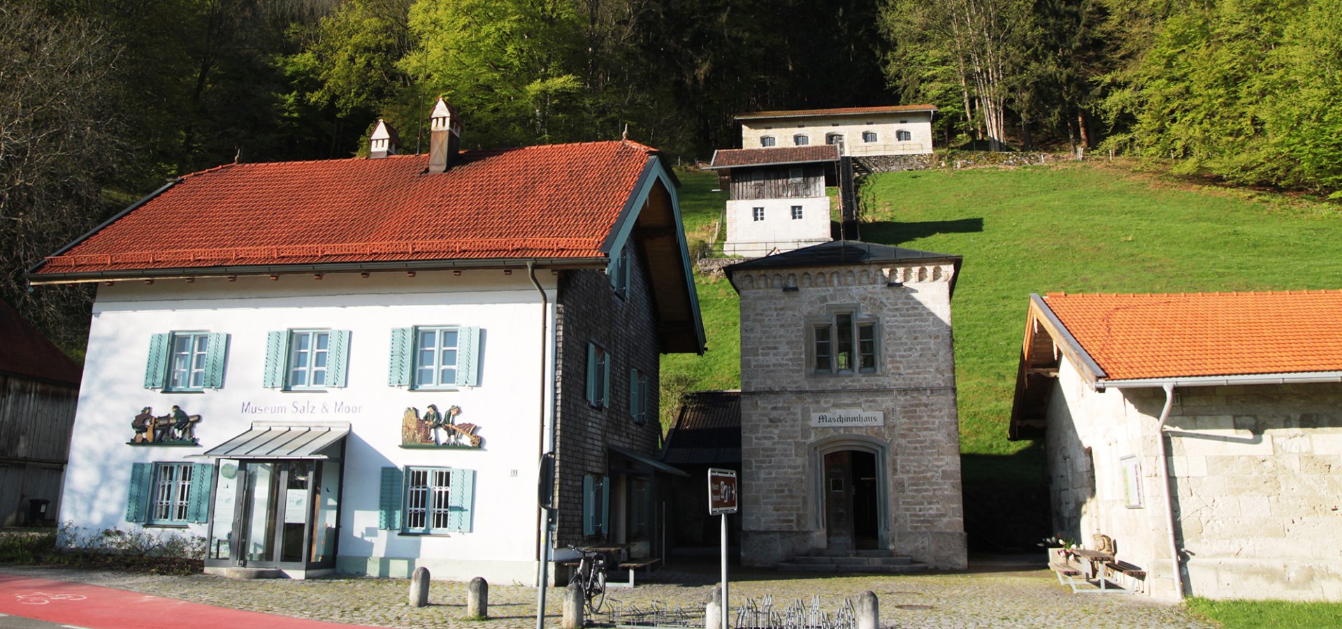 Gleich mehrere Gebäude der historischen Solepumpstation Klaushäusl beherbergen heute das Museum Salz &amp; Moor., © Museum Salz und Moor / Stefan Kattari