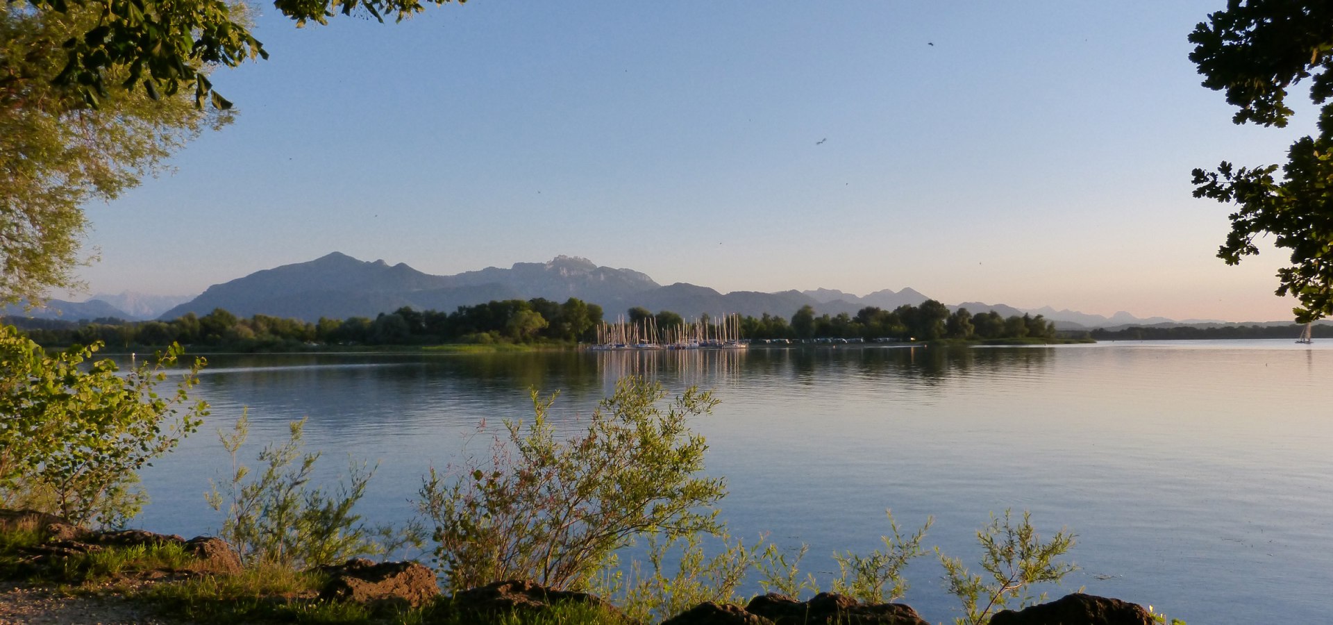 Chiemsee mit Blick auf Hochplatte und Kampenwand, © Janine Kather