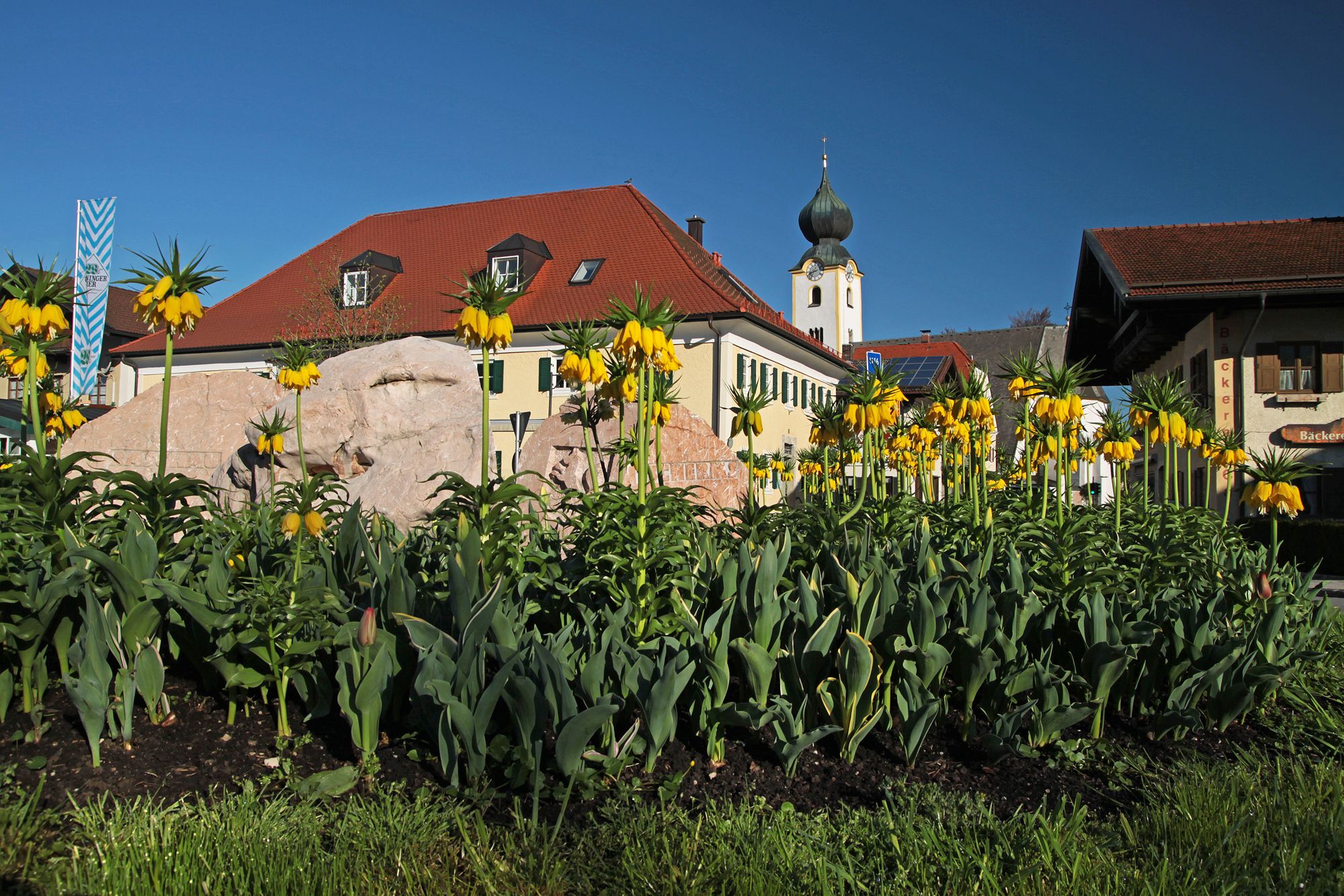 Kreisverkehr mit Blick auf die Kirche