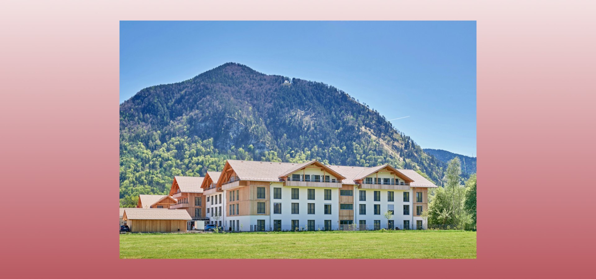 Seniorenzentrum Grassau mit Schnappenkapelle KV, © Anthojo Achental GmbH - Seniorenzentrum Grassau
