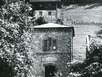 Auf dieser historischen Aufnahme sieht man Maschinenhaus, Aufschlagwasserhaus (Sandkasten) und die Hochreserve., © Museum Salz und Moor