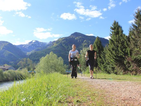genial vital Nordic Walking Strecke entlang der Tiroler Ache.