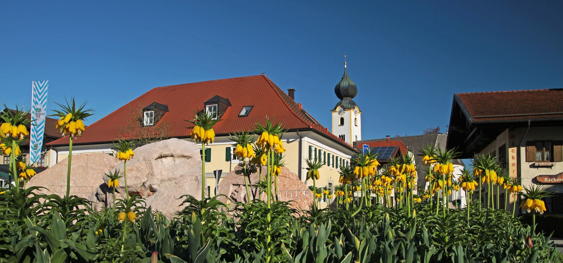 Kreisverkehr mit Blick auf Kirche, © Stefan Kattari