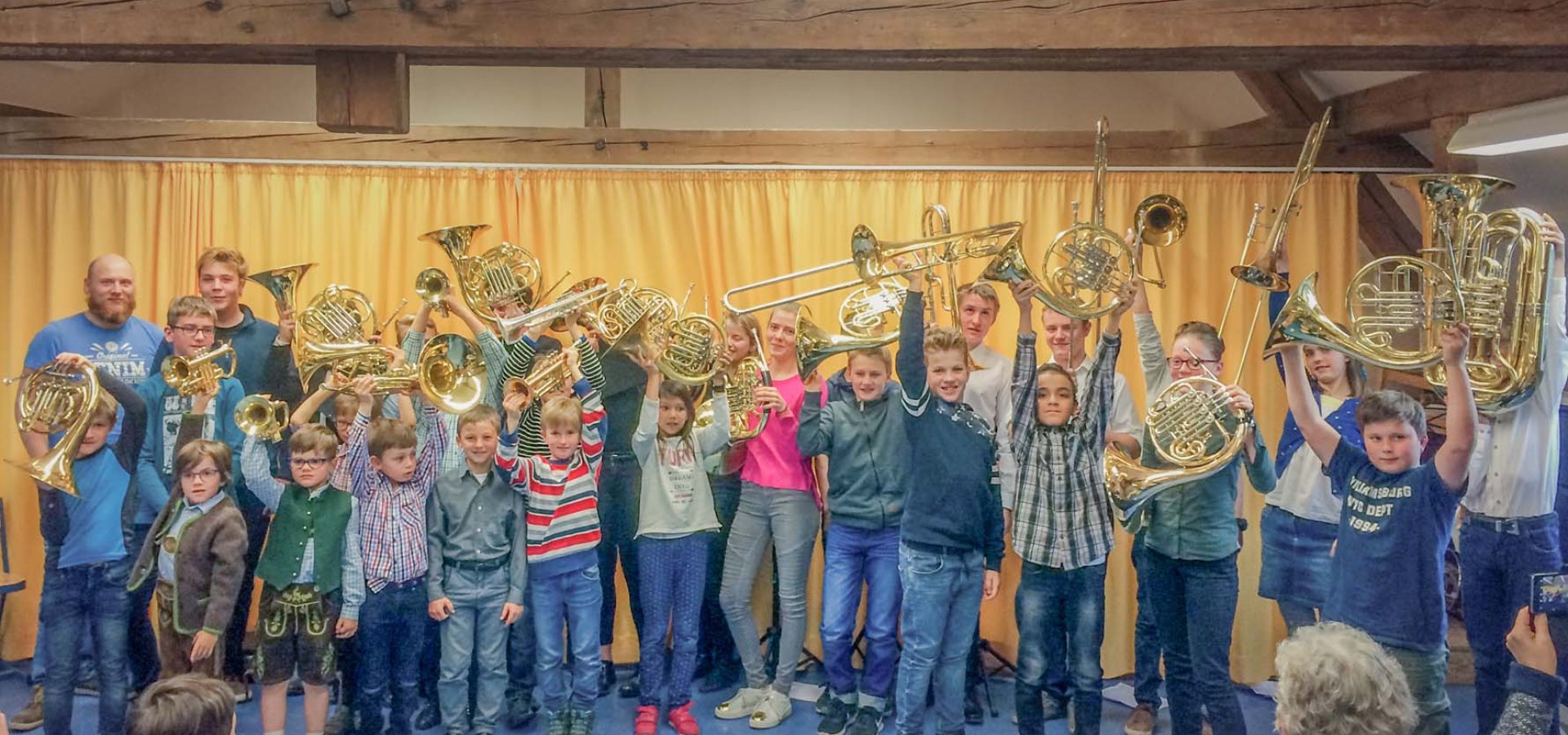 Vorspiel der Blechbläser der Musikschule, unterrichtet von Wolfgang Diem und Sebastian Krause im Probenraum der Musikkapelle 2017, © Musikschule Grassau, Foto Ludwig Flug