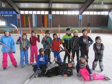Kinder mit Hockeyschlägern, © GM Grassau / J. Stiegler