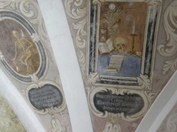 Wandschmuck in der Totenkapelle Mariä Himelfahrt Grassau., © Tourist-Information Grassau