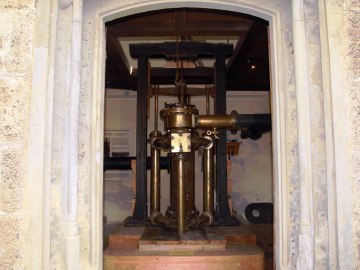 Herz der ehemaligen Pumpstation war die Wassersäulenmaschine von Georg von Reichenbach (Solehebemaschine). Sie arbeitete nach dem Prinzip der Dampfmaschine. Als Antrieb nutzte sie Wasserdruck., © Museum Salz und Moor / Stefan Kattari