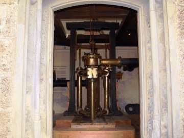 Herz der ehemaligen Pumpstation war die Wassersäulenmaschine von Georg von Reichenbach (Solehebemaschine). Sie arbeitete nach dem Prinzip der Dampfmaschine. Als Antrieb nutzte sie Wasserdruck., © Museum Salz und Moor / Stefan Kattari