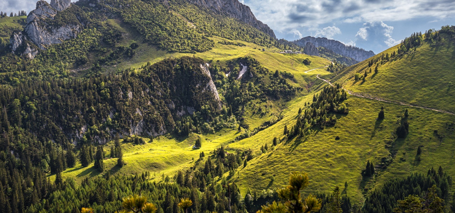 Wanderung durch das Rottauer Tal mit Blick auf den Gipfel der Kampenwand, © Tourist-Information Grassau