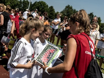 DFB Damen Nationalmannschaft gibt Autogramme., © Eisenkolb