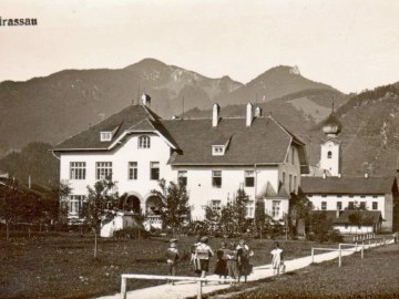 Grassauer Schulhaus ca. 1935, © Kamm Erich