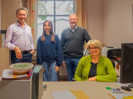 Verwaltung der Musikschule mit von links denn Musikschulleitern Wolfgang Diem und Otto Dufter, Amina Hodciz (Freiwillige im sozialen Jahr) und im Vordergrund Sekretärin Doris Noichl, © Musikschule Grassau, Ludwig Flug