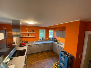 Komplett ausgestattete und neu renovierte Küche im Eingangsbereich mit großer Theke, © Illenseer Daniel