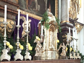 Geschmückter Altar Mariä Himmelfahrt in Grassau., © Hammerdinger