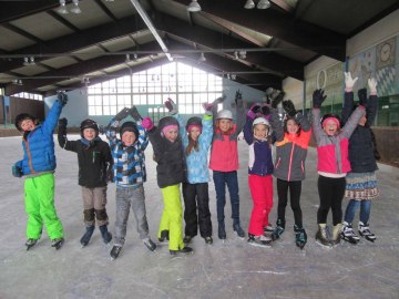 glückliche Kinder beim Schlittschuhlaufen, © GM Grassau / J. Stiegler