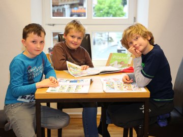 Junge Leser in der Bücherei Grassau im Chiemgau