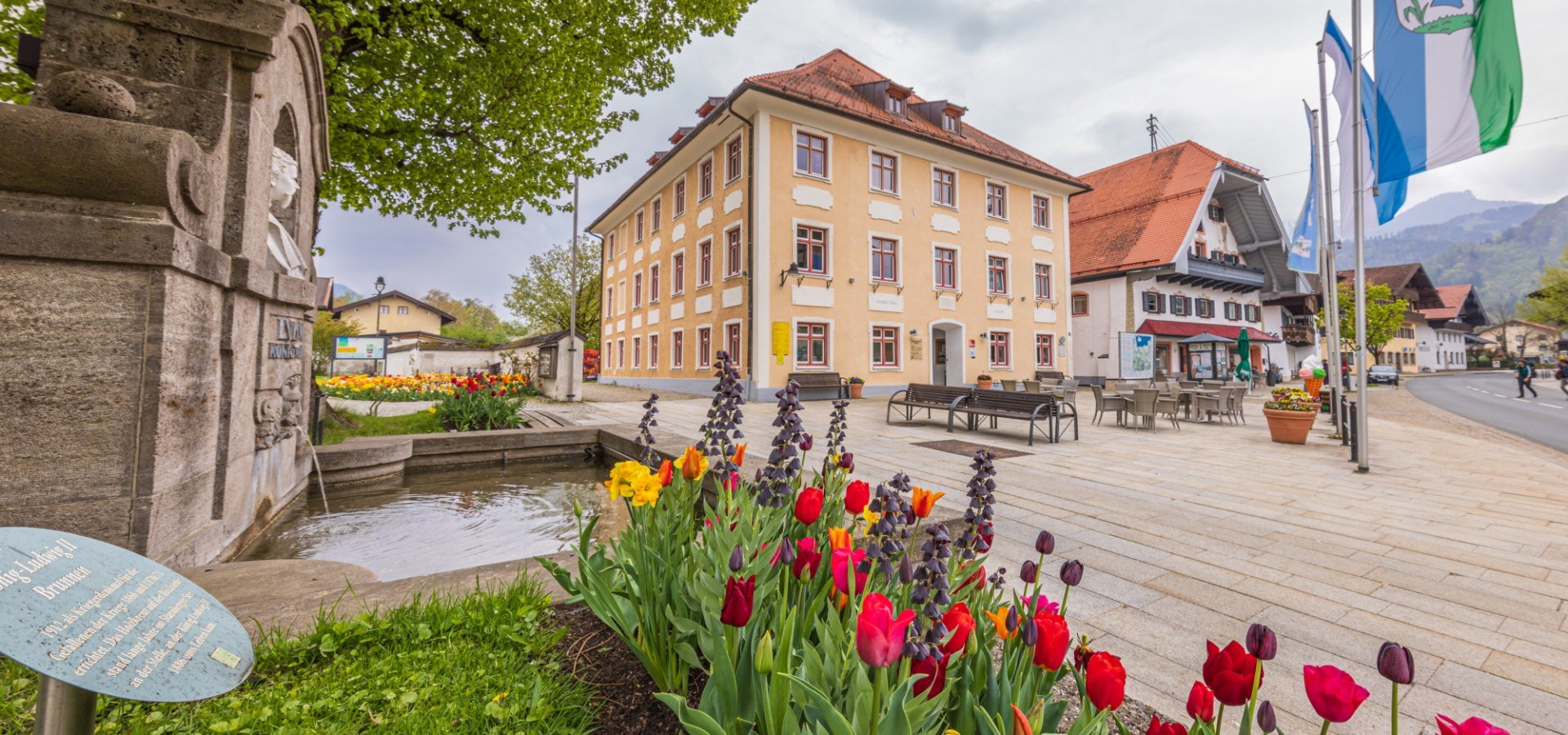 Tulpen vor der Tourist-Information am Kirchplatz in Grassau, © Tourist-Information Grassau