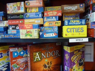 Umfangreiches Spiele-Sortiment in der Bücherei Grassau