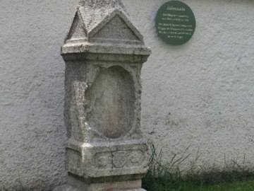 Sühnestein mit Info-Tafel, © Kamm Erich