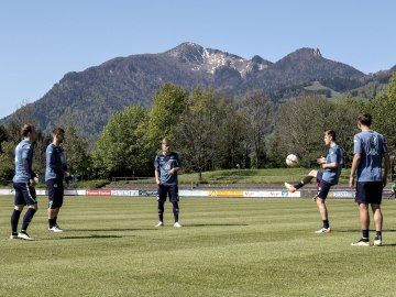 Fußballteam beim Training auf dem Grassauer Rasen., © Eisenkolb